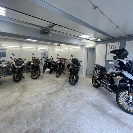Alpen-hostel - Talstation Mit Motorradvermietung Apartment